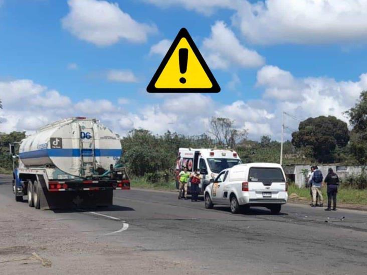 Choca camioneta contra unidad de carga en carretera Córdoba-Veracruz