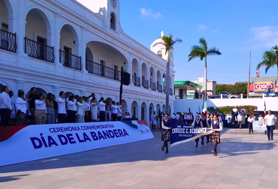 Desfilan en calles de Boca del Río por el Día de la Bandera