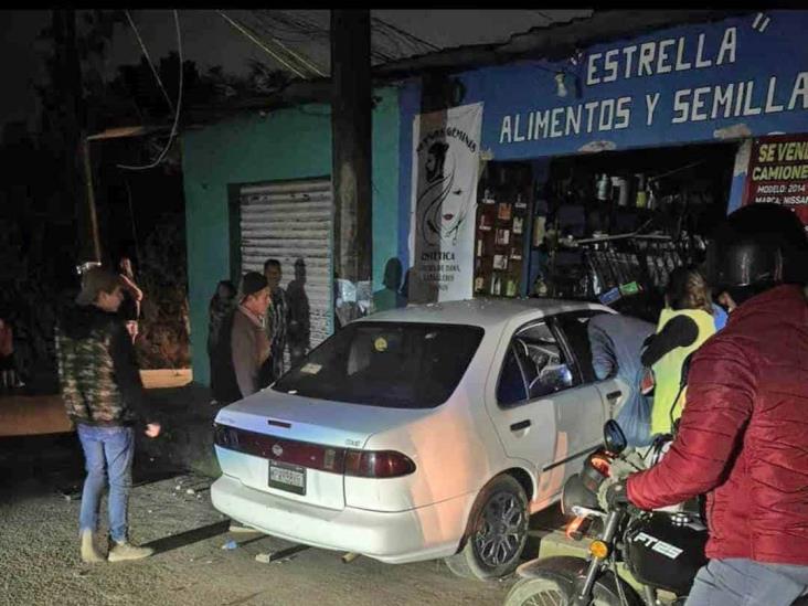 Conductor ebrio se estrella contra local en Martínez de la Torre