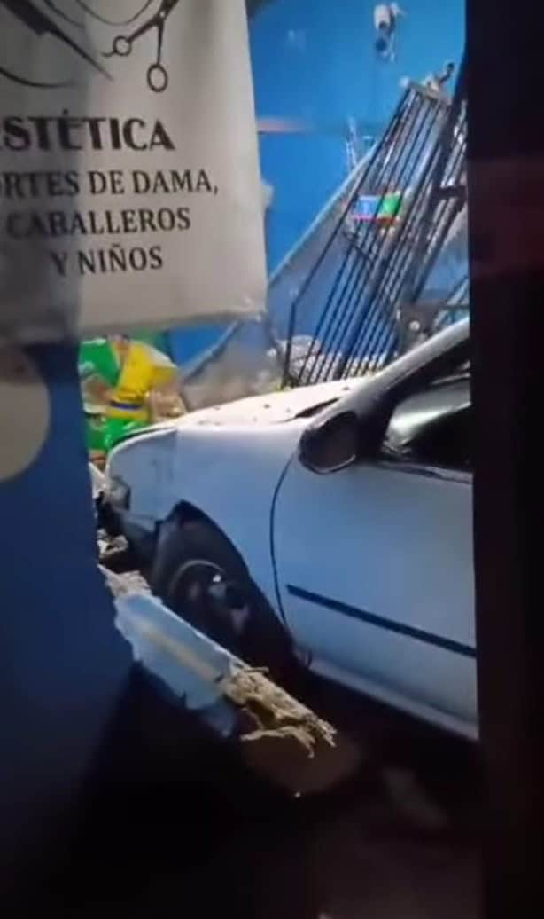 Conductor ebrio se estrella contra local en Martínez de la Torre