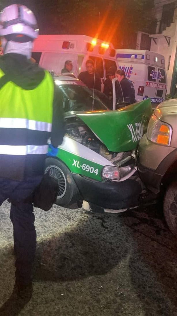 Choque frontal en Xalapa deja a taxista gravemente herido