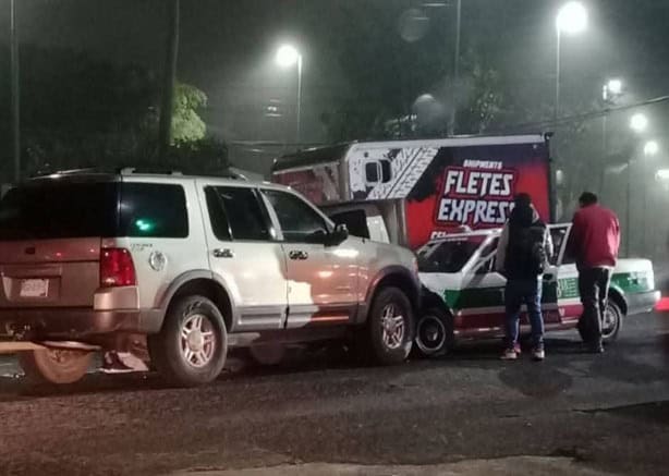 Choque frontal en Xalapa deja a taxista gravemente herido