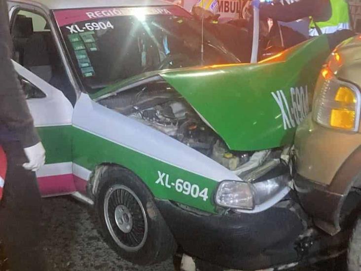 Choque frontal en Xalapa deja a taxista gravemente herido