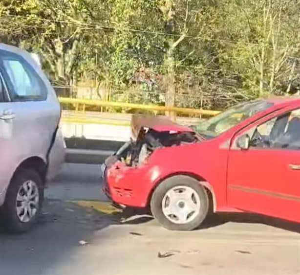 Caos matutino en Xalapa: accidente vehicular colapsa el tráfico