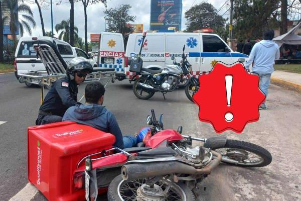 Motociclista y taxi chocan en avenida Lázaro Cárdenas frente a la SEV