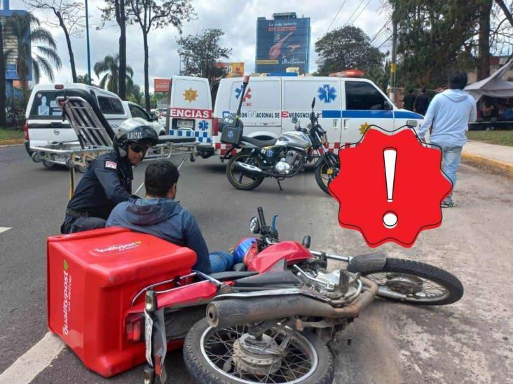 Motociclista y taxi chocan en avenida Lázaro Cárdenas frente a la SEV