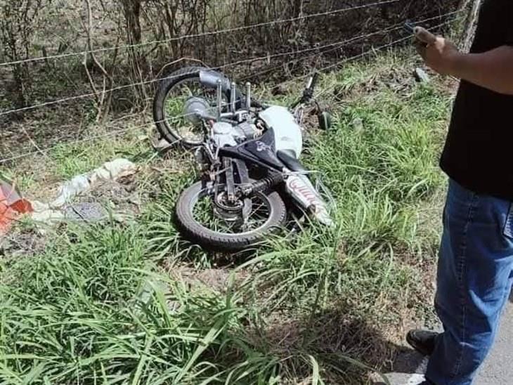 Pareja de motociclistas se accidenta y resulta herida en Comapa