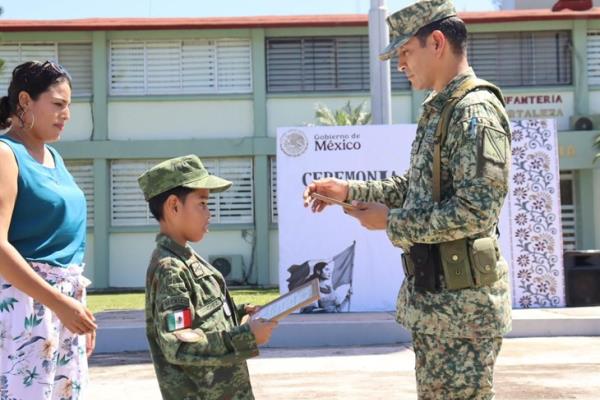Ángel Narciso, de Coatzintla, es nombrado soldado por un día
