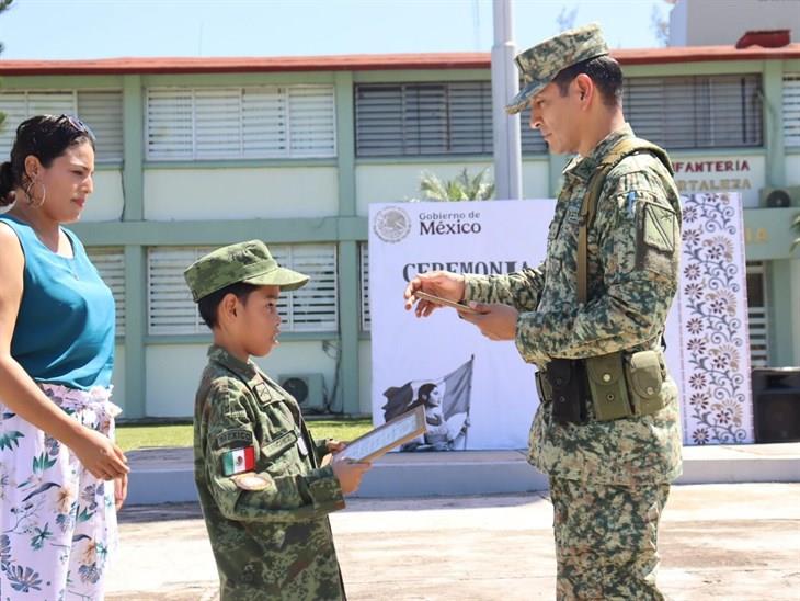 Ángel Narciso, de Coatzintla, es nombrado soldado por un día