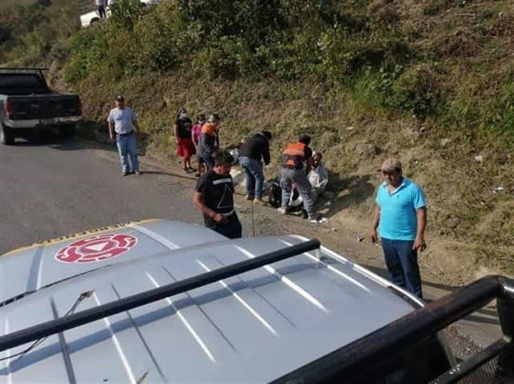 ¡Qué susto! Maestros de Zongolica protagonizan volcadura en Astacinga