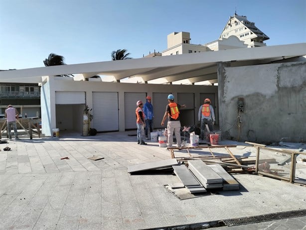 Así avanza construcción de nuevos locales de artesanos del malecón en plaza Heroísmo Veracruzano