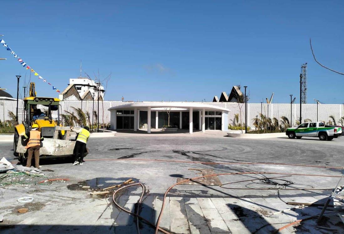 Así avanza construcción de nuevos locales de artesanos del malecón en plaza Heroísmo Veracruzano