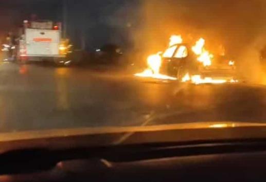 Automóvil se incendia en bulevar portuario de Veracruz