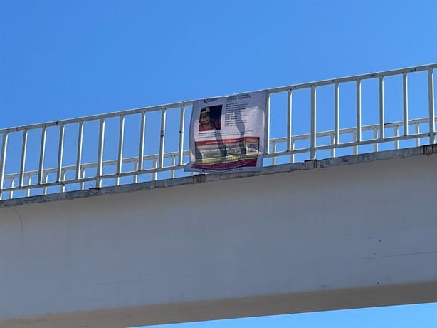 Ángel Gabriel Tobón desapareció en 2017; su familia coloca fotos en puente de Boca del Río para encontrarlo