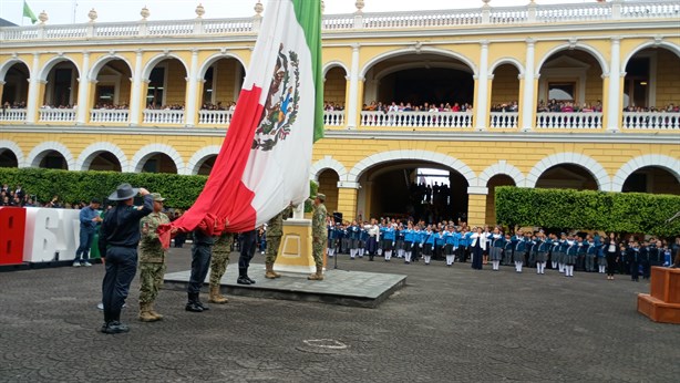 Autoridades e instituciones educativas conmemoran el Día de la Bandera en Orizaba (+VIDEO)