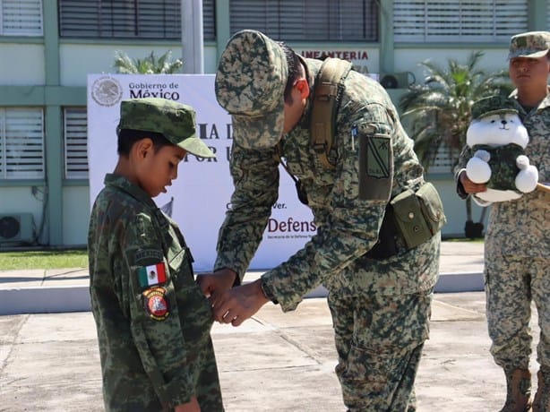 Ángel Narciso, de Coatzintla, es nombrado soldado por un día