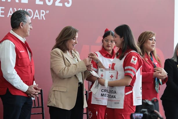 Inicia Colecta Nacional 2025 de la Cruz Roja en Veracruz; Nahle entrega dos ambulancias