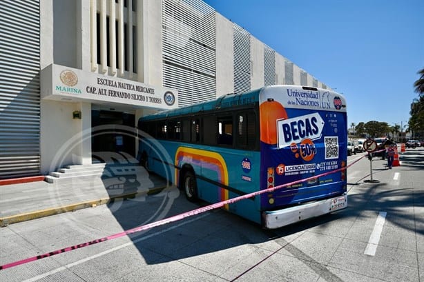 Autobús choca contra la fachada de la Escuela Náutica Mercante de Veracruz