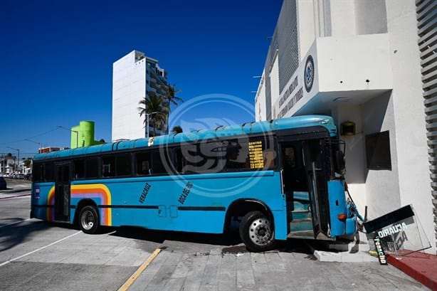 Autobús choca contra la fachada de la Escuela Náutica Mercante de Veracruz