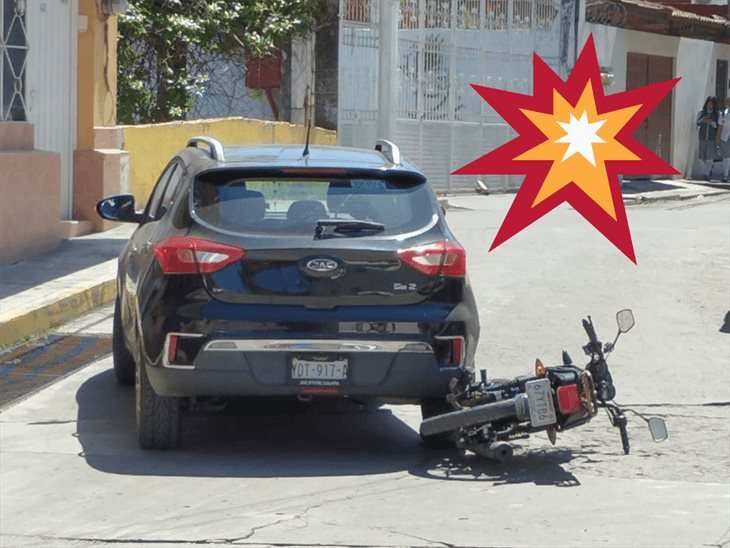 Auto impacta a una motocicleta en Misantla, ¿hay heridos?