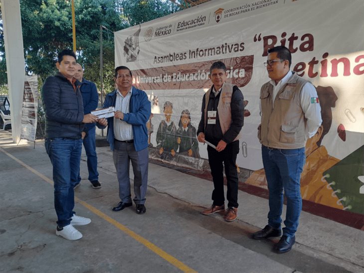 Realizan entrega de la beca Rita Cetina en Misantla