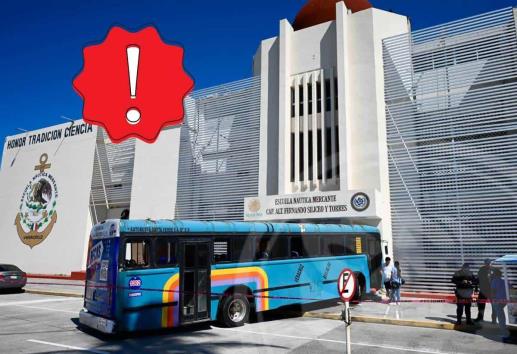Autobús choca contra la fachada de la Escuela Náutica Mercante de Veracruz