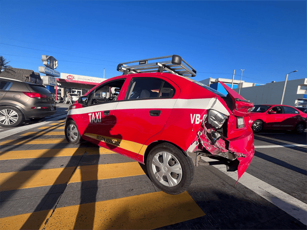 Jóvenes chocan contra taxi en bulevar Adolfo Ruiz Cortines; conducían a exceso de velocidad | VIDEO