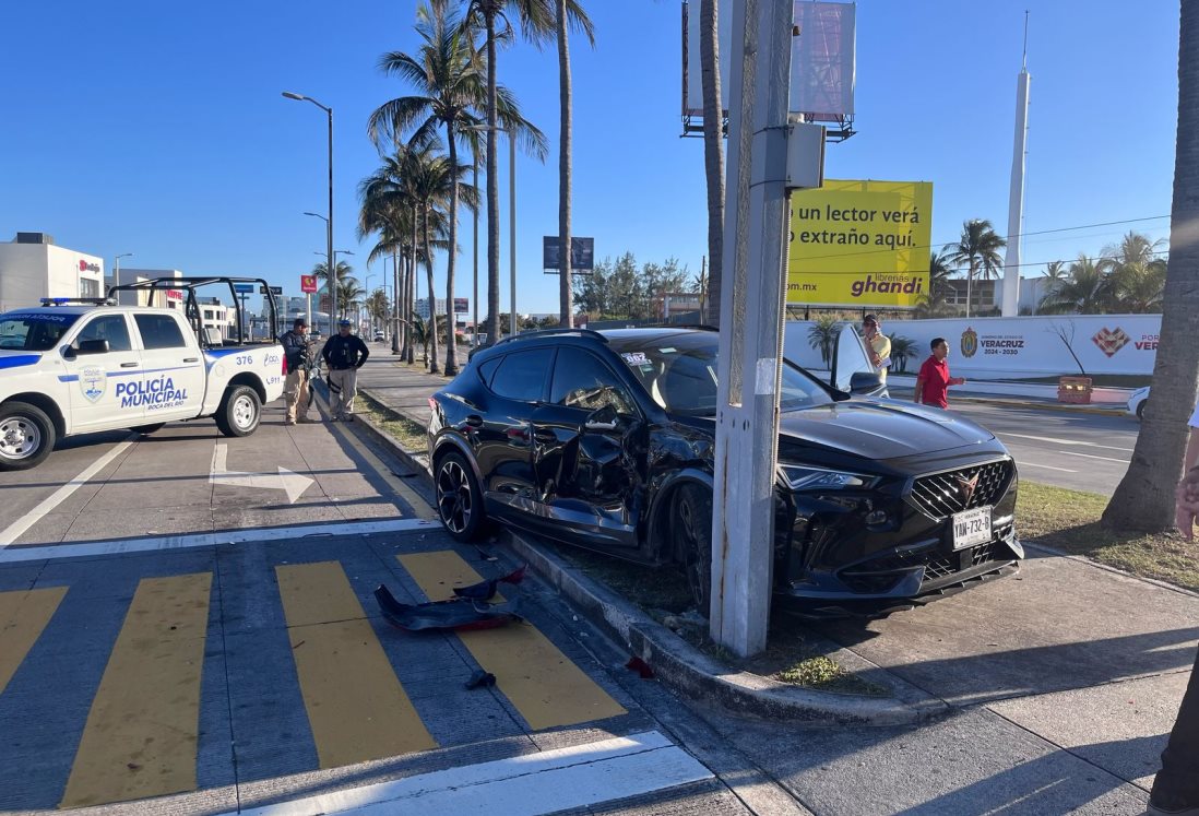 Jóvenes chocan contra taxi en bulevar Adolfo Ruiz Cortines; conducían a exceso de velocidad | VIDEO