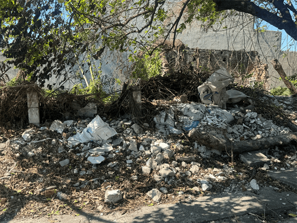 Terreno baldío en Veracruz convertido en basurero preocupa a vecinos