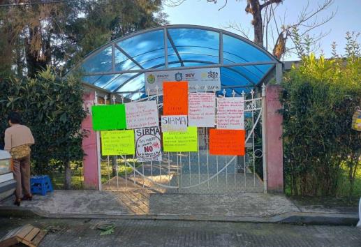 Docentes desafían a la SEV y toman delegación en Orizaba en defensa de derechos (+VIDEO)