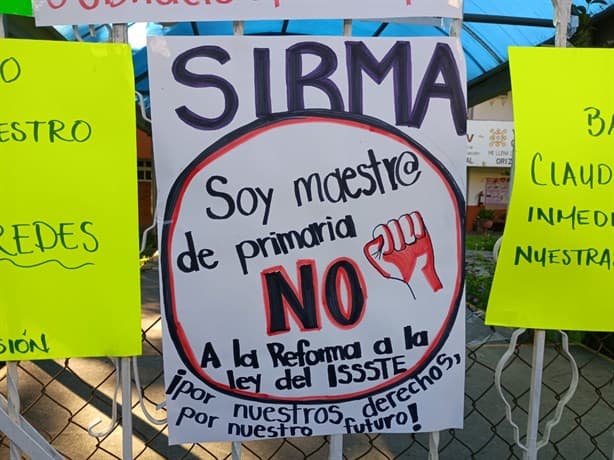 Docentes desafían a la SEV y toman delegación en Orizaba en defensa de derechos (+VIDEO)