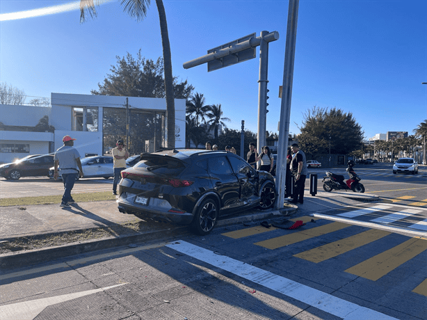 Jóvenes chocan contra taxi en bulevar Adolfo Ruiz Cortines; conducían a exceso de velocidad | VIDEO