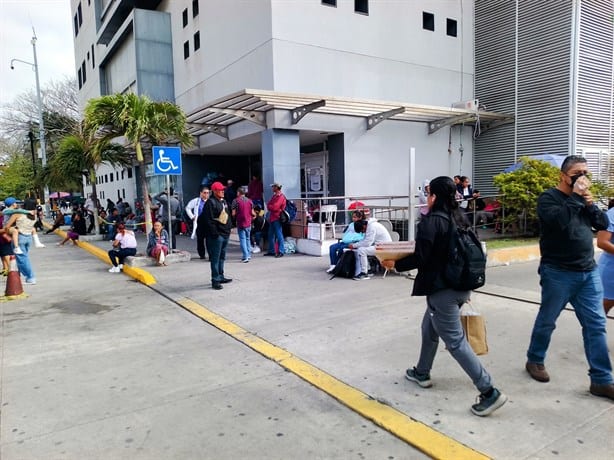 Retiran a personas que regalan comida en el Hospital Regional de Veracruz