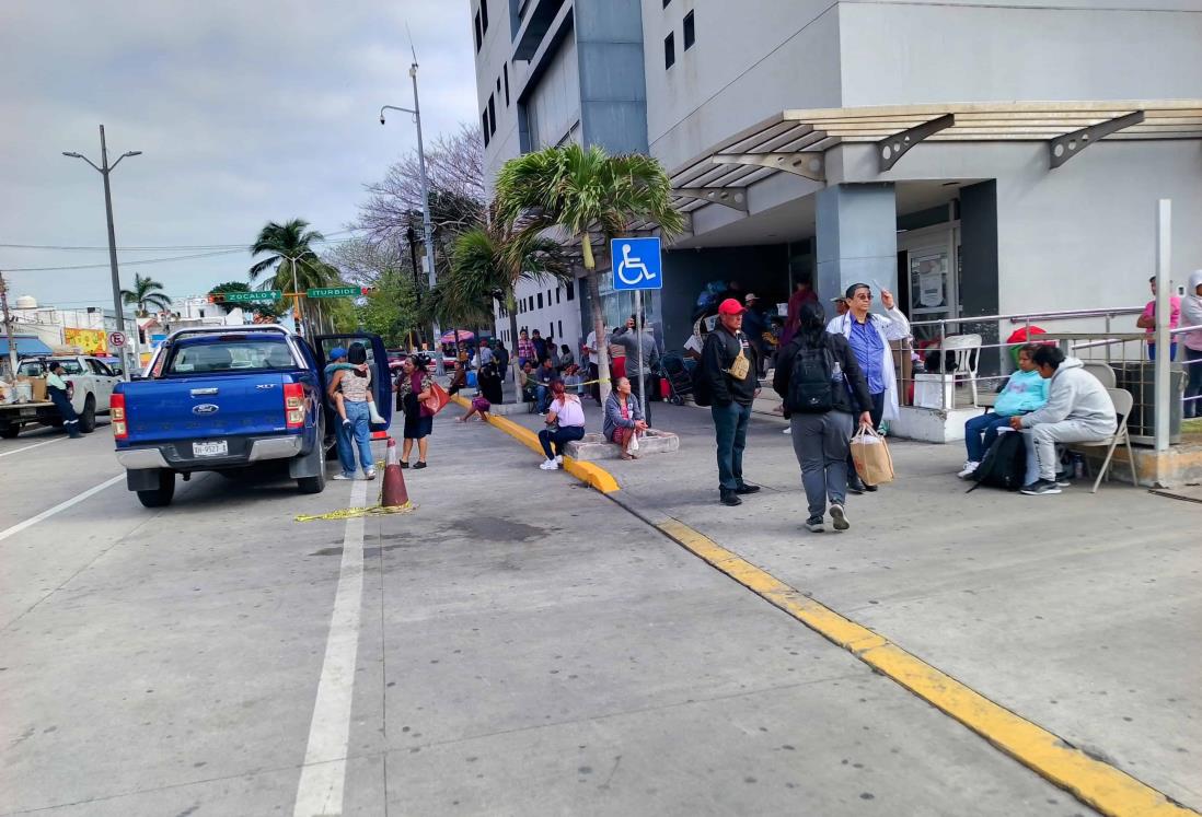 Retiran a personas que regalan comida en el Hospital Regional de Veracruz