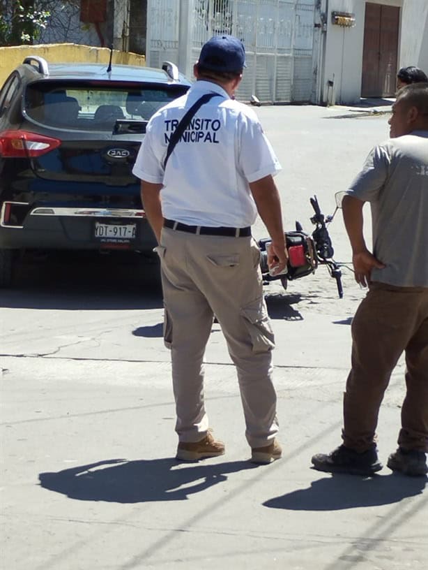 Auto impacta a una motocicleta en Misantla, ¿hay heridos?