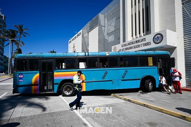 Autobús de pasaje se estrella contra fachada de Escuela Náutica Mercante en Veracruz | VIDEO