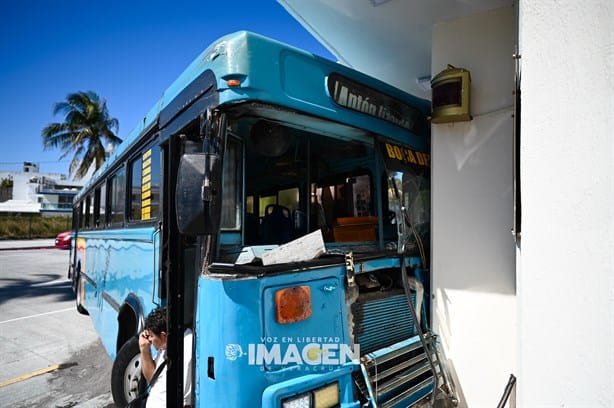 Autobús de pasaje se estrella contra fachada de Escuela Náutica Mercante en Veracruz | VIDEO