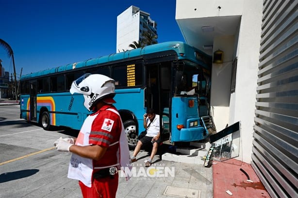 Autobús de pasaje se estrella contra fachada de Escuela Náutica Mercante en Veracruz | VIDEO