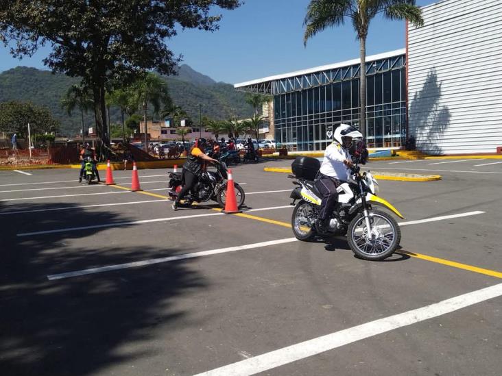 Policía Vial capacita a mujeres motociclistas en Orizaba