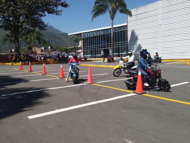 Policía Vial capacita a mujeres motociclistas en Orizaba