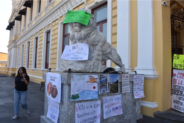 Protestan en Palacio Municipal de Orizaba; exigen frenar contaminación en humedal El Chirimoyo (+Video)