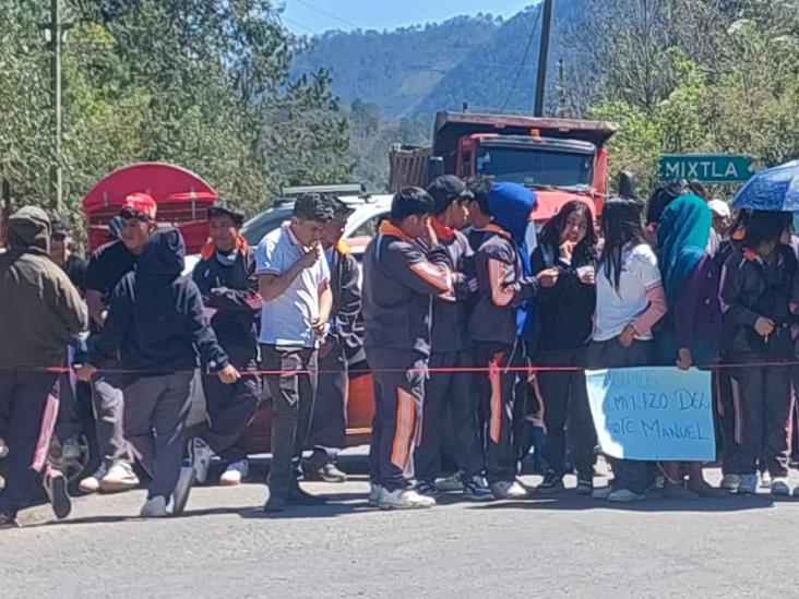 Por falta de maestro en telebachillerato de Mixta, bloquean carretera de Zongolica