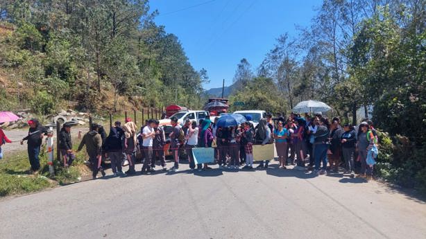 Por falta de maestro en telebachillerato de Mixta, bloquean carretera de Zongolica