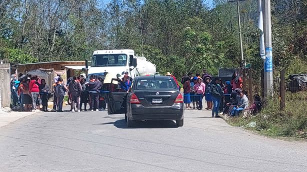 Por falta de maestro en telebachillerato de Mixta, bloquean carretera de Zongolica