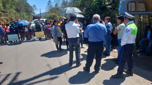 Por falta de maestro en telebachillerato de Mixta, bloquean carretera de Zongolica