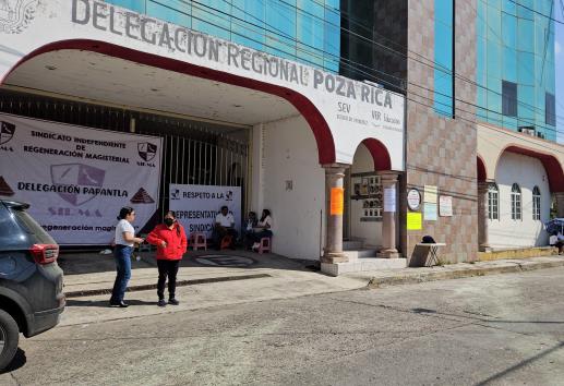 Mantienen protesta en la delegación de la SEV Poza Rica