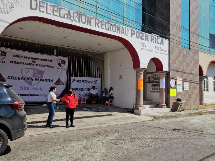 Mantienen protesta en la delegación de la SEV Poza Rica