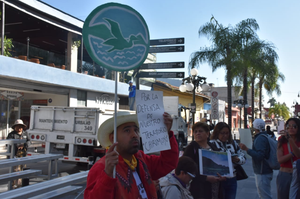 Protestan en Palacio Municipal de Orizaba; exigen frenar contaminación en humedal El Chirimoyo (+Video)