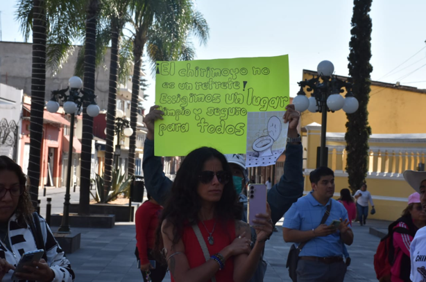 Protestan en Palacio Municipal de Orizaba; exigen frenar contaminación en humedal El Chirimoyo (+Video)