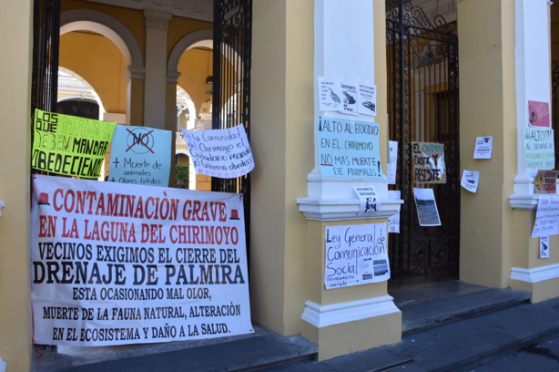 Protestan en Palacio Municipal de Orizaba; exigen frenar contaminación en humedal El Chirimoyo (+Video)